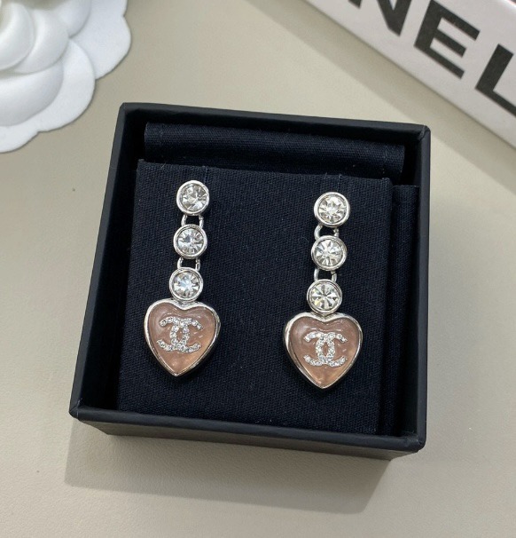 連なるストラスに揺れるハート 印象的な耳元に！ CHANEL ピアス