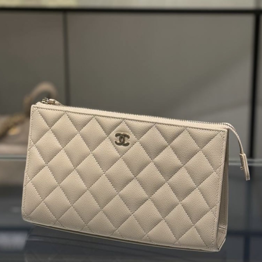 クラッチとして持っても◎カードスロット有り CHANEL ポーチ