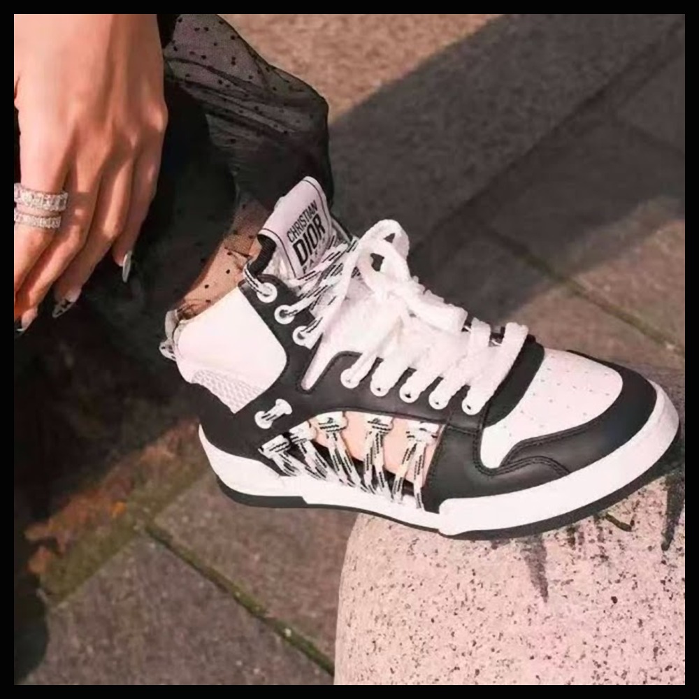足元からオシャレに♡DIOR First ハイカット スニーカー