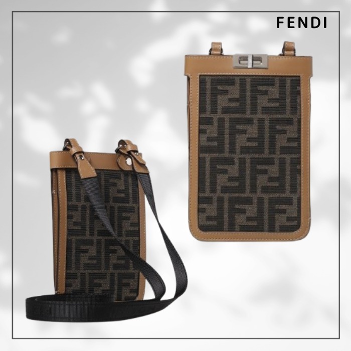 送料込【FENDI】ストラップ ブラウン ピーカブー スマホケース