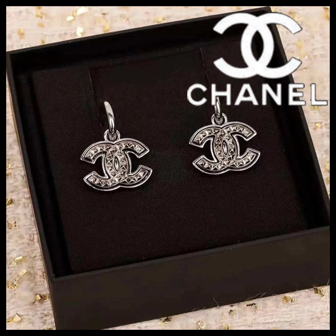 【センス抜群♡】CHANEL メタルシルバースタッズピアス