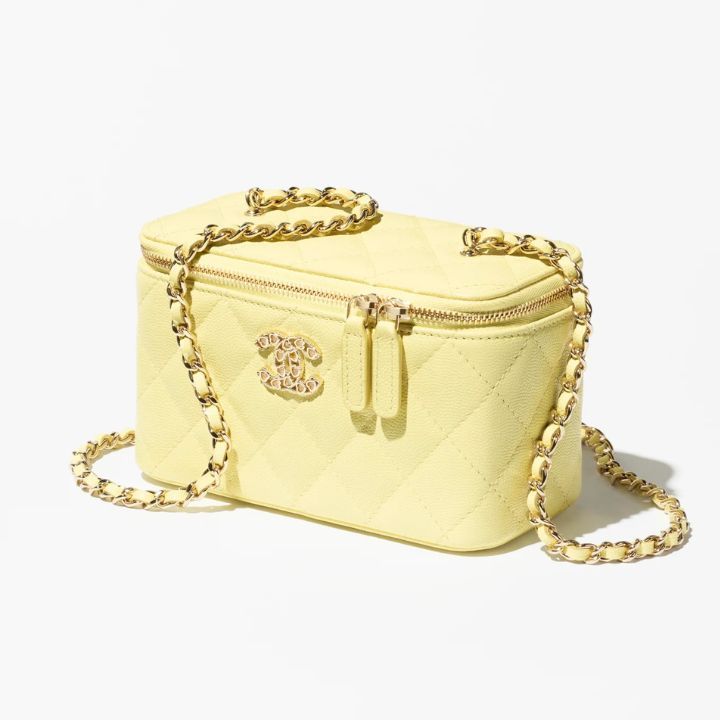 《ロゴの中の♡が可愛い》CHANEL バッグ