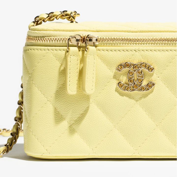 《ロゴの中の♡が可愛い》CHANEL バッグ