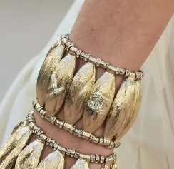 国内発送【洗練されたエレガントな美しさ】CHANEL バングル