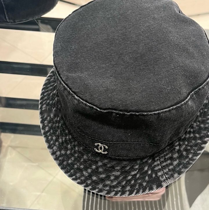 シンプルで飽きがこない メンズも◎CHANEL デニムバケットハット