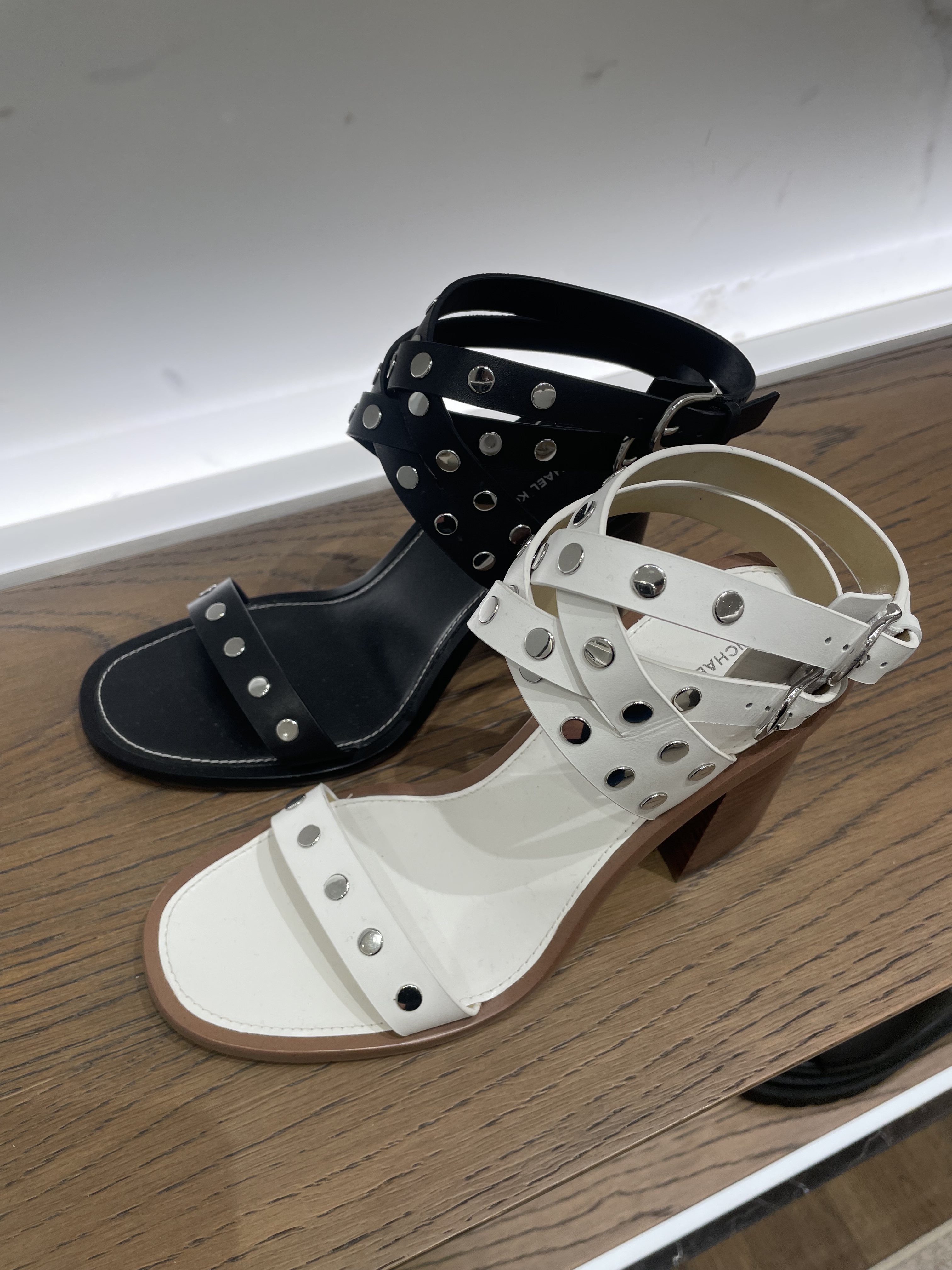 Michael Kors☆バックロゴ スタッズ ブロックヒール サンダル IRENE スタッズ レザー ブロックヒール サンダル | サンダル