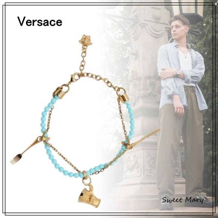 茶デニムTシャツ青スニーカーにVERSACEヴェルサーチブレスレット ブルー（青）系 VERSACE(ヴェルサーチェ) ブレスレット(メンズ