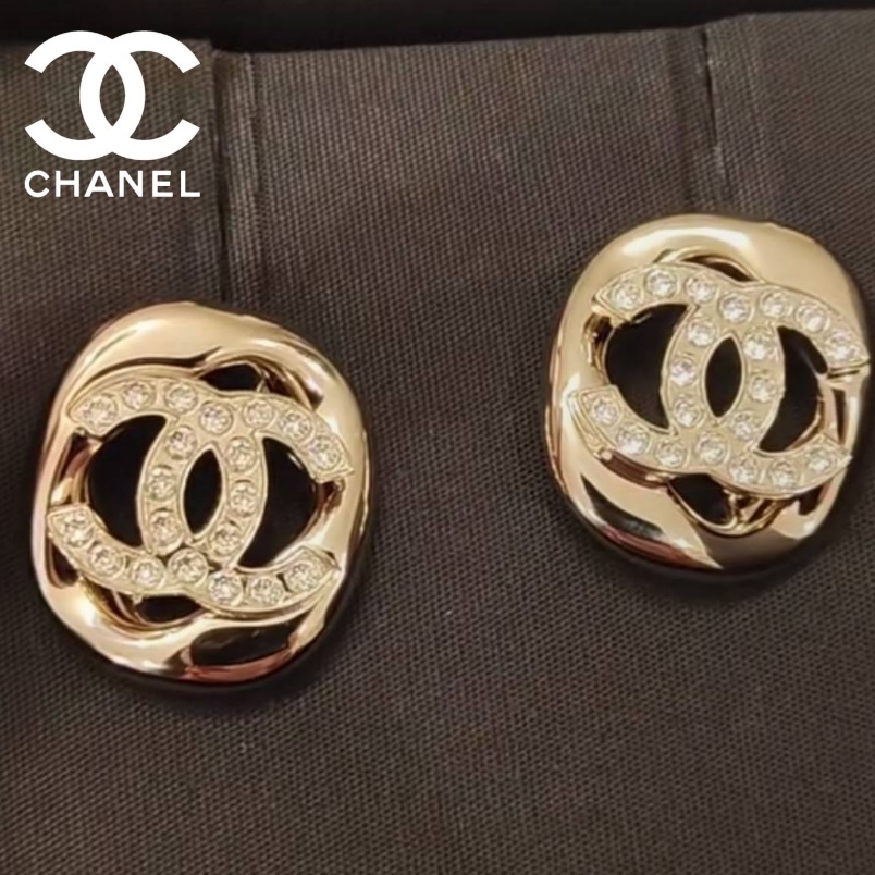 《可愛くてゴージャス》CHANEL ピアス キラキラロゴ