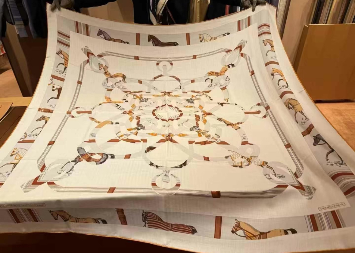 【すぐ届く★】Hermes カレジェアン《エプロンドール》