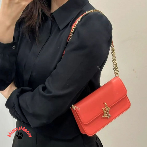 【お洒落シックで機能的♪】Louis Vuitton★チェーンウォレット お洒落シックで機能的♪】Louis Vuitton☆チェーンウォレット