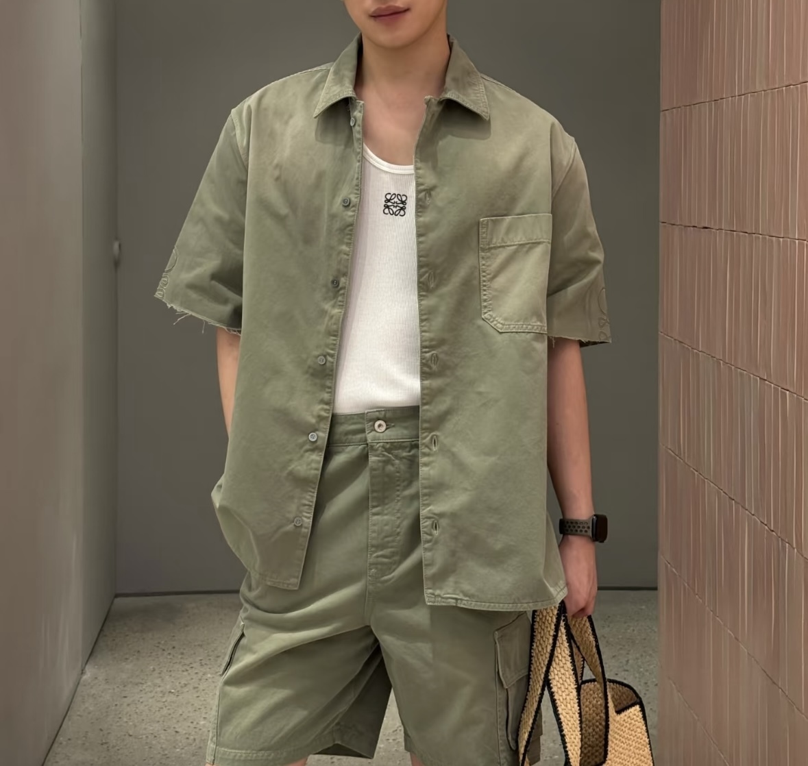 セットアップでスタイリッシュ《LOEWE》アナグラムシャツ&パンツ