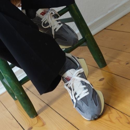 “New Balance” U327 スウェードパネルスニーカー