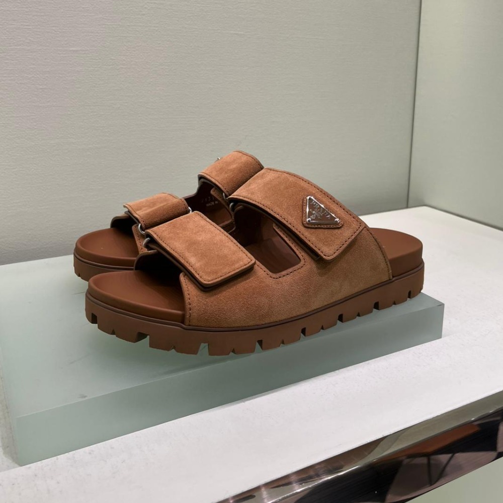 【PRADA】25SS スエード バンドサンダル トライアングルロゴ入り