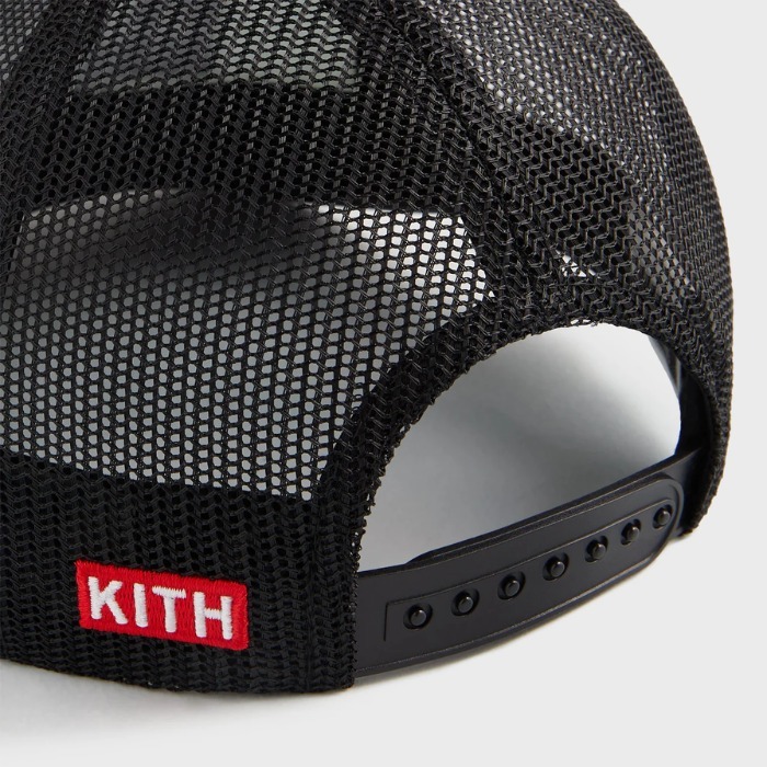 限定デザイン《KITH×Peanuts》スヌーピー トラッカーキャップ