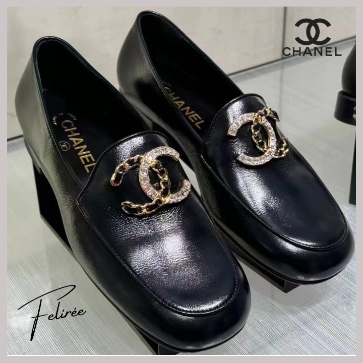 《煌めくロゴがアクセント☆》CHANEL ローファー