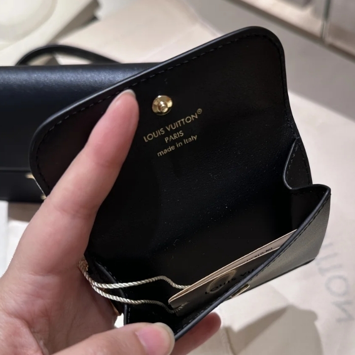 《LVロゴ》Louis Vuitton タイニー・レクト ヴェルソ LVブルーム