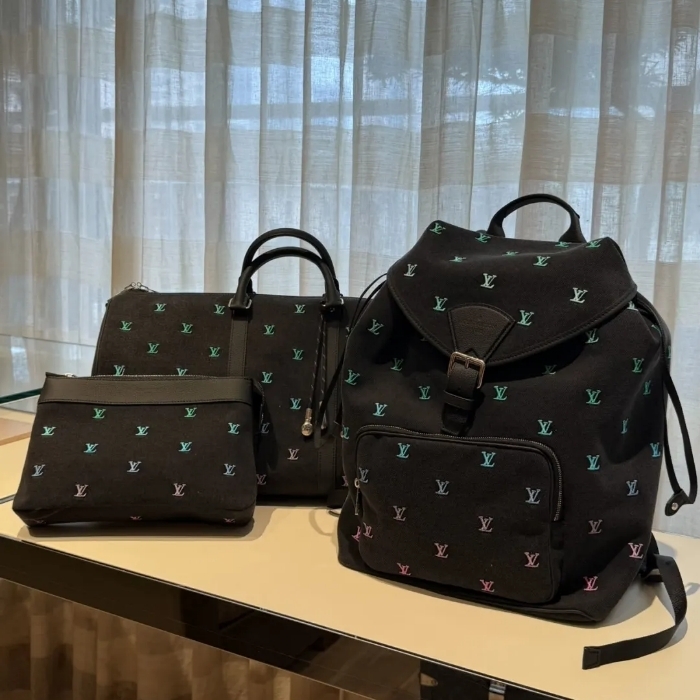 《LVロゴ》Louis Vuitton ポシェット・ヴォワヤージュ・スープル