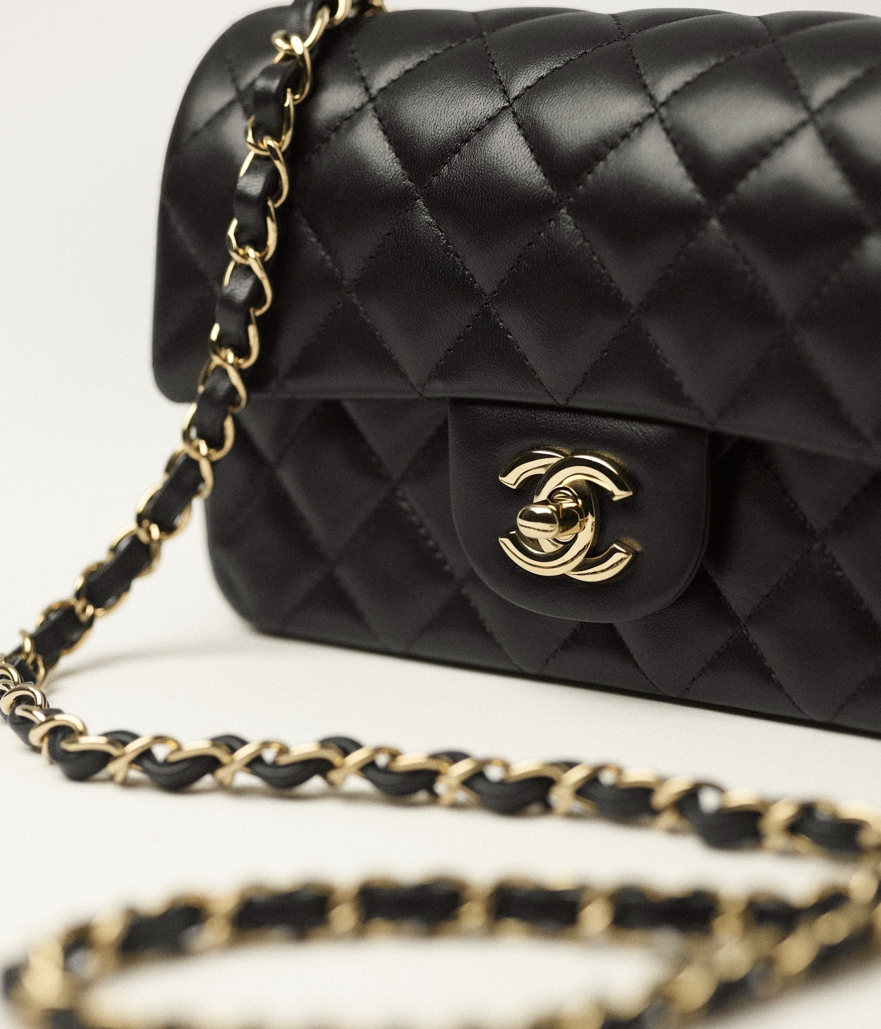 《CHANEL》出会えたらラッキー♪ ミニ クラシック ハンドバッグ