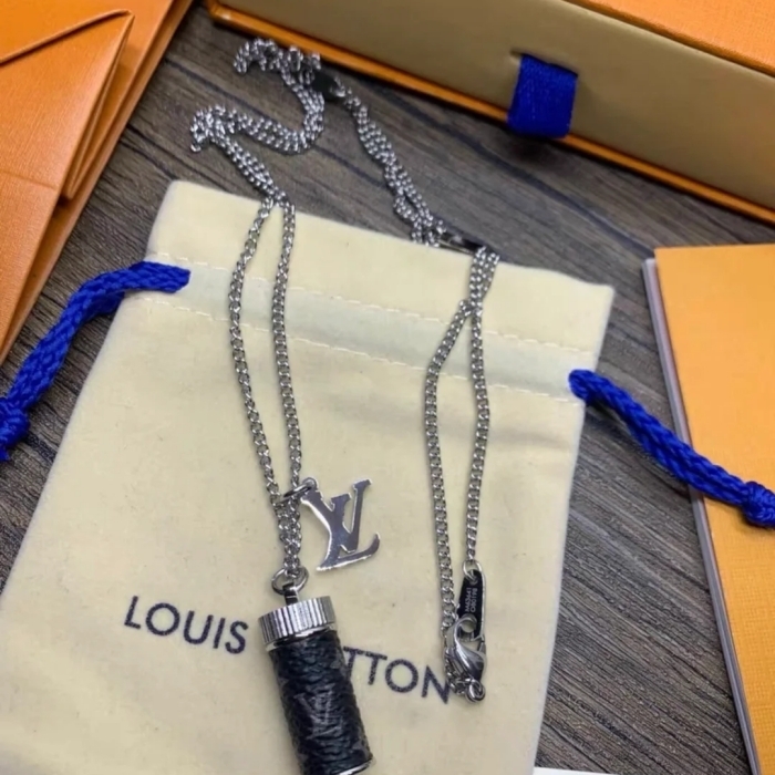《モノグラム》Louis Vuitton エクリプス チャーム ネックレス
