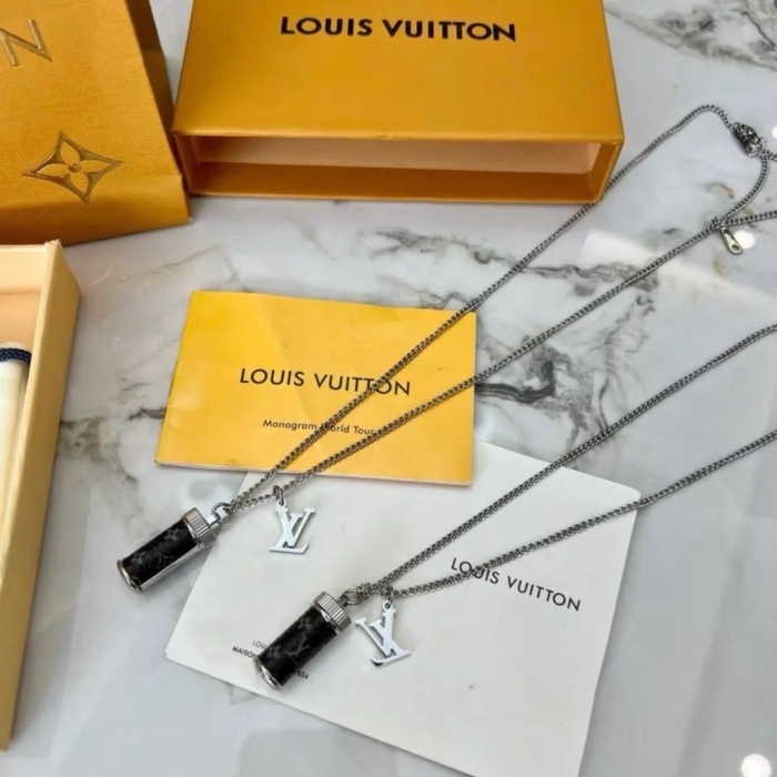 《モノグラム》Louis Vuitton エクリプス チャーム ネックレス