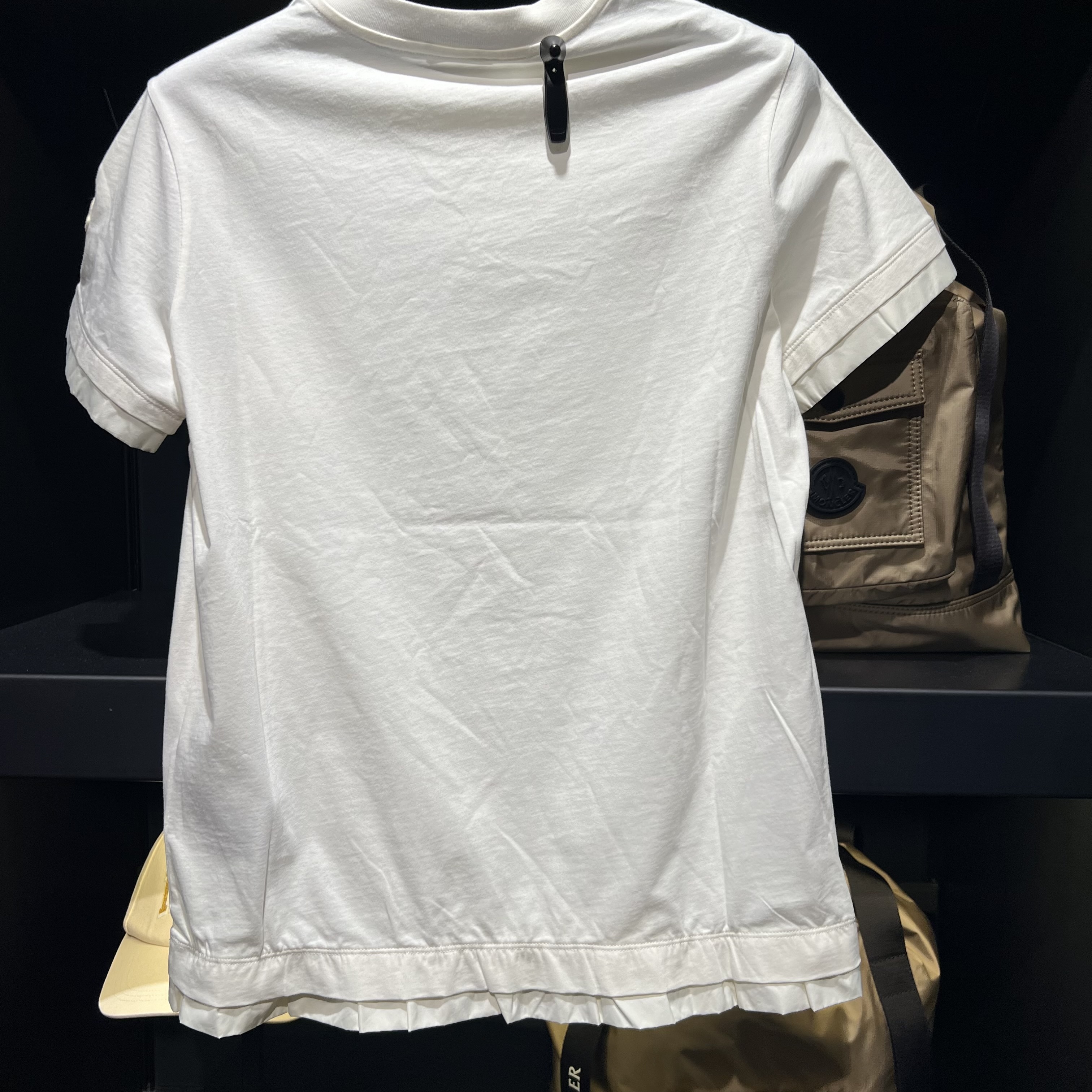 MONCLER 2024春夏新作 サーフィンモチーフ刺しゅう入り Tシャツ MONCLER 2024春夏新作 サーフィンモチーフ刺しゅう入り Tシャツ