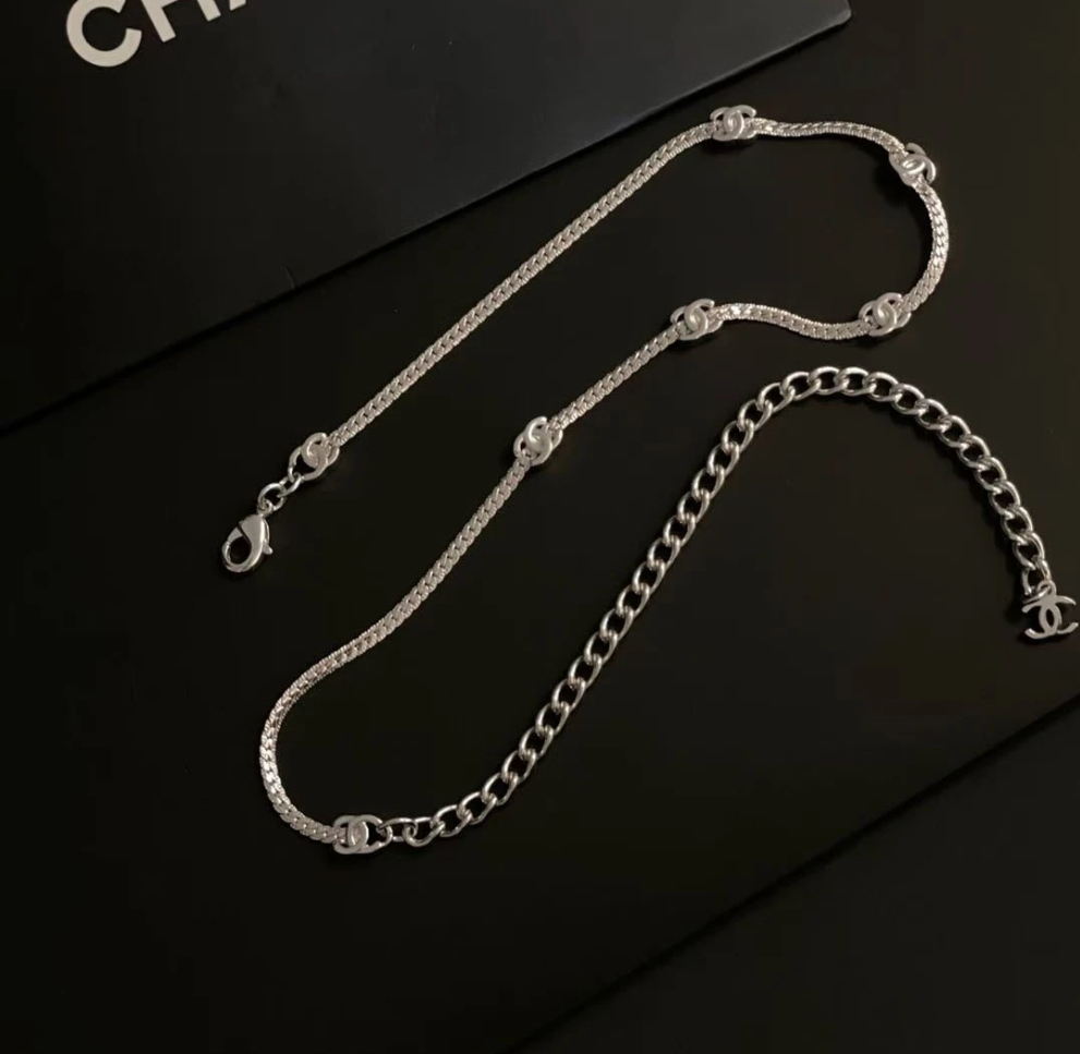 《重ね付けにも◎》CHANEL 小ぶり CCロゴ チョーカー シルバー