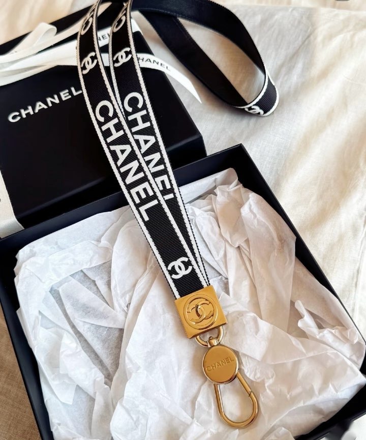 希少アイテム☆ストラップもシャネルで上がる CHANEL ストラップ