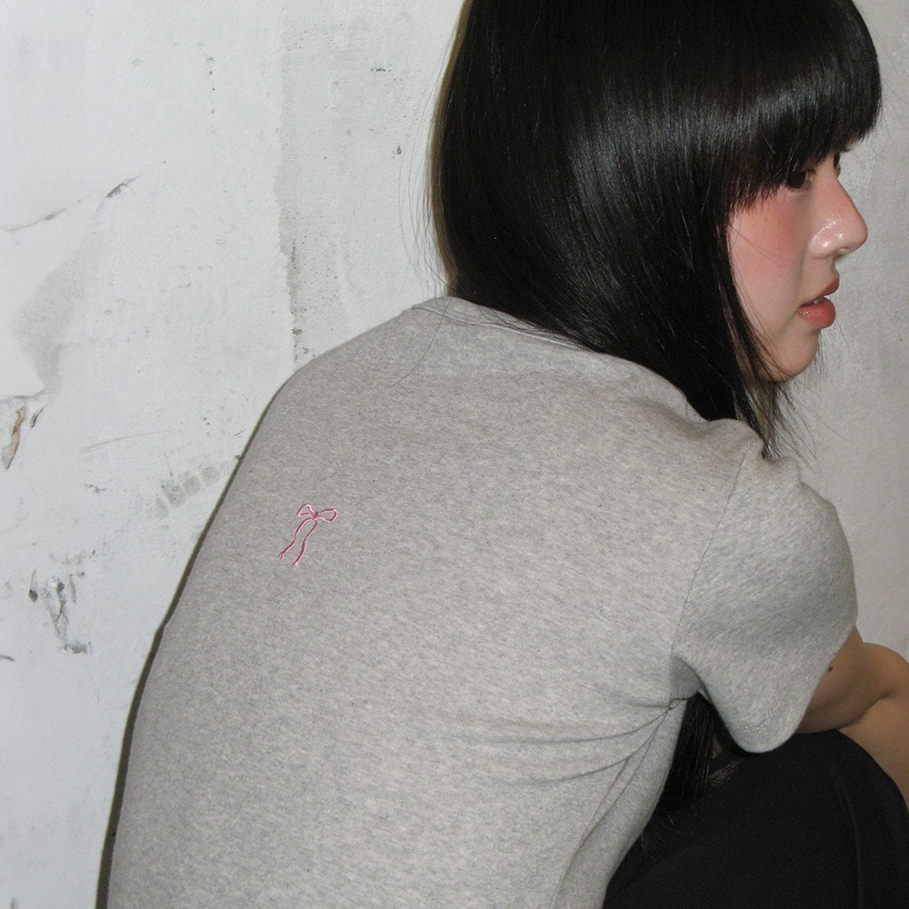 Tシャツ・カットソー RONRON BACK RIBBON HEART SLIM CROP T SHIRTS GREY