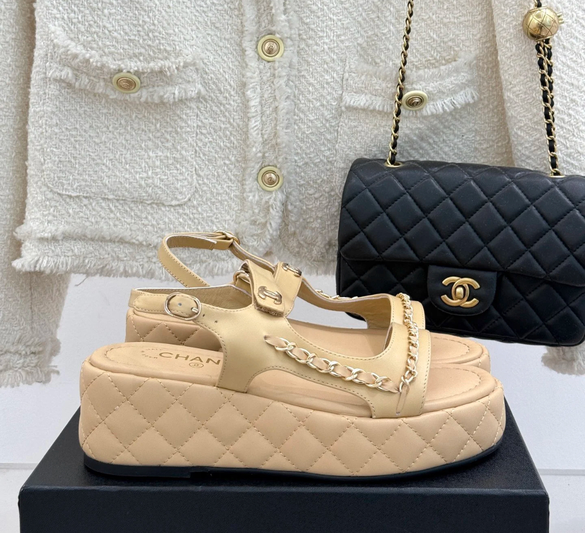 【華やかに盛れる♪】CHANEL サンダル 厚底 チェーン CCロゴ 華やかに盛れる♪】CHANEL サンダル 厚底 チェーン CCロゴ
