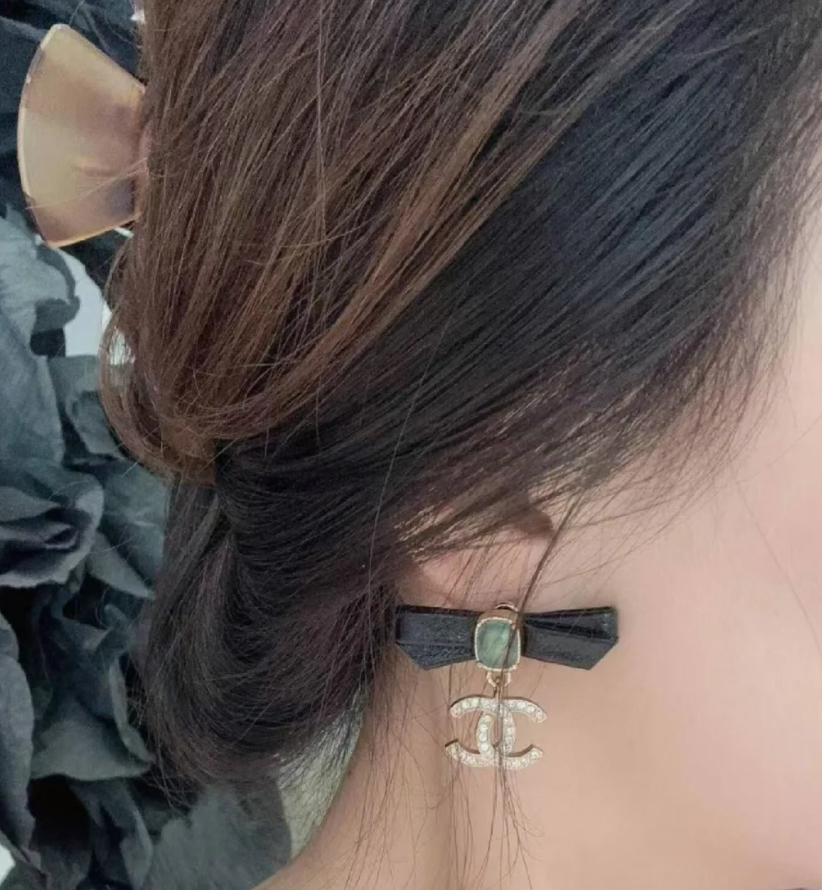 《華やかさ◎》CHANEL ピアス ビジュー CCロゴ リボン