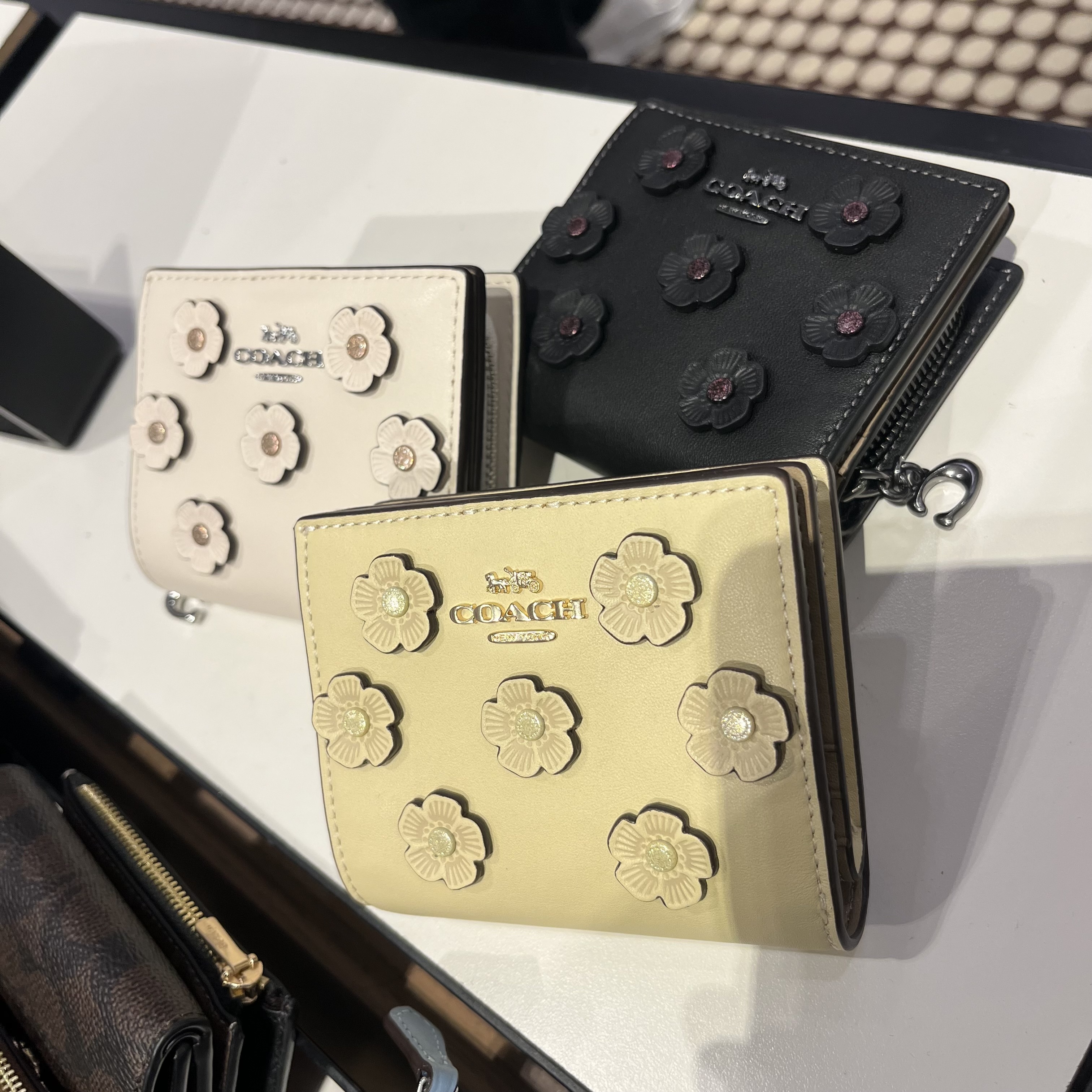 使いやすい【Coach】お花のアップリケ付き♪ スナップウォレット
