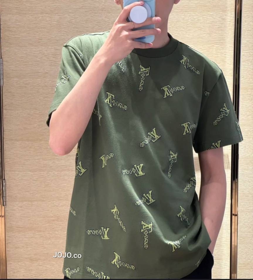 《大人の色気を引き出すシャツ》Louis Vuitton Tシャツ