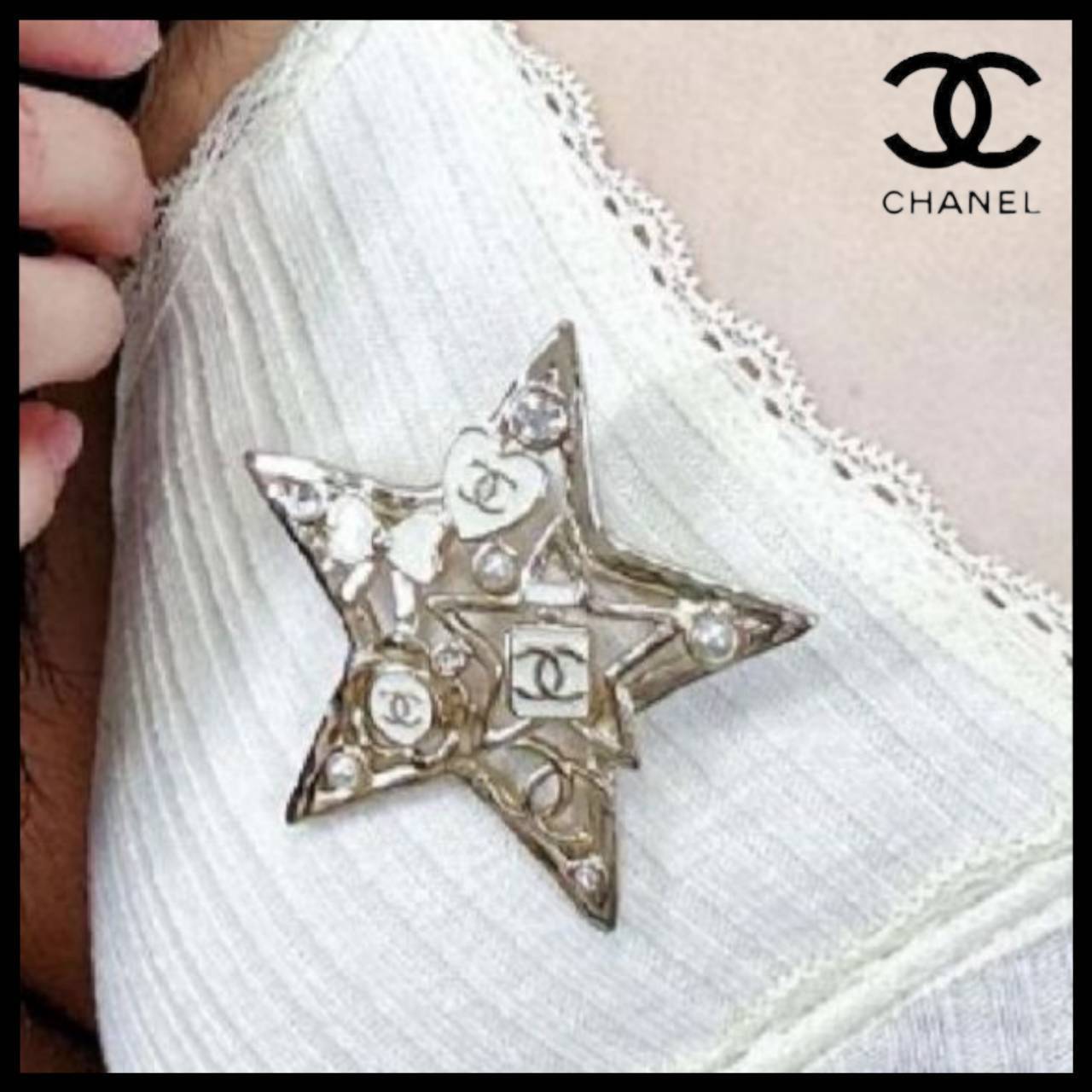 国内発送【スターの中の可愛いモチーフがお洒落】CHANELブローチ