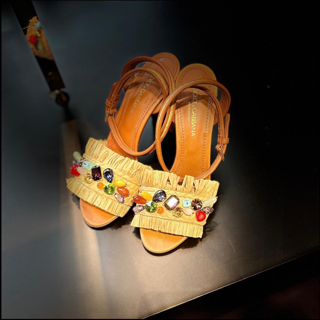 ◆大人気◆【Dolce&Gabbana】ラインストーン刺繍 サンダル