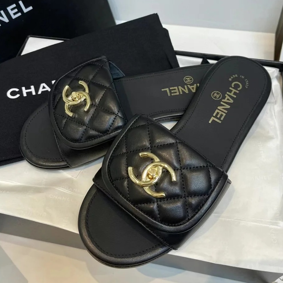 《大人可愛い》CHANEL 25s フラットサンダル
