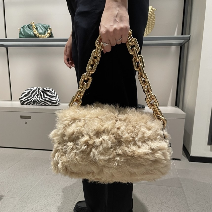 直営店☆BOTTEGA VENETA☆SALE! THE CHAIN POUCH バッグ