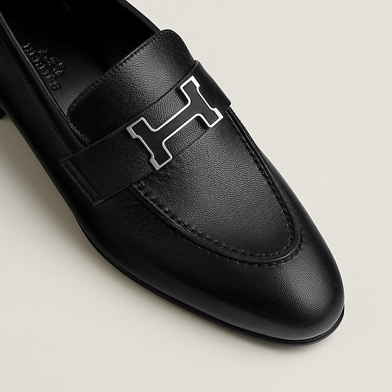 《都会の足元に、品格を》HERMES パリモカシン