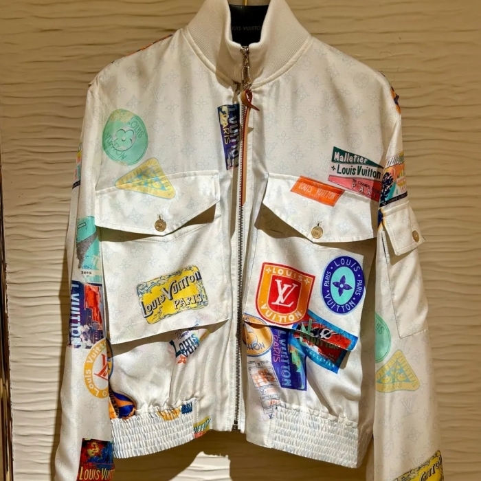 《LVロゴ》Louis Vuitton トラベルパッチボンバージャケット