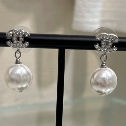 《揺れるCCロゴが可愛い》CHANEL 25s パール ピアス