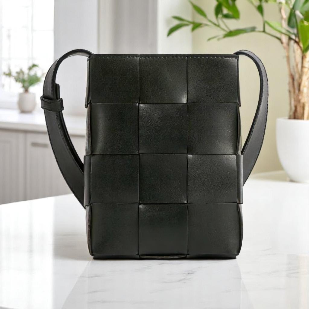 直営店☆BOTTEGA VENETA☆ MINI CASSETTE クロスボディバッグ