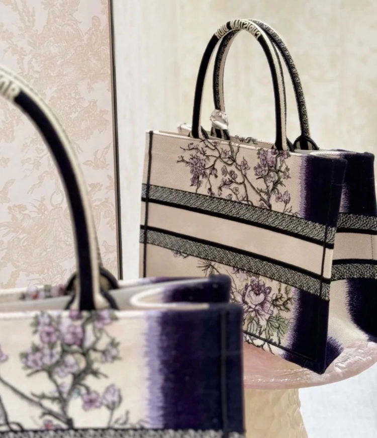 《Dior Book Tote バッグ ミディアム》Dior Pivoine 刺繍 直営店