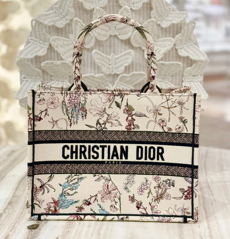 《Dior Book Tote バッグ ミディアム》ベージュ Millefiori 直営