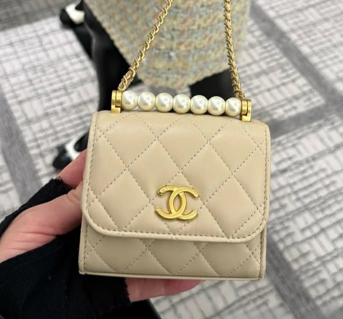 《小さくて、強い存在感》CHANEL クラッチバッグ