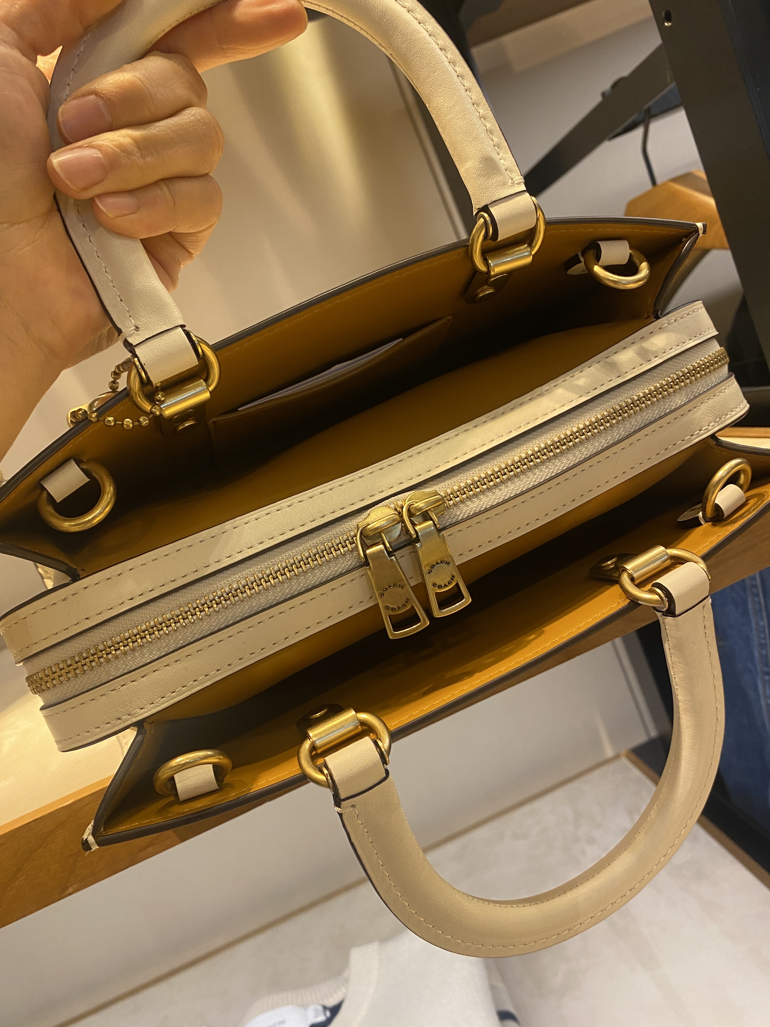 【COACH ブティック】ローグバッグ ２６ スケッチプリント CAN07 COACH ブティック】ローグバッグ 26 スケッチプリント CAN07