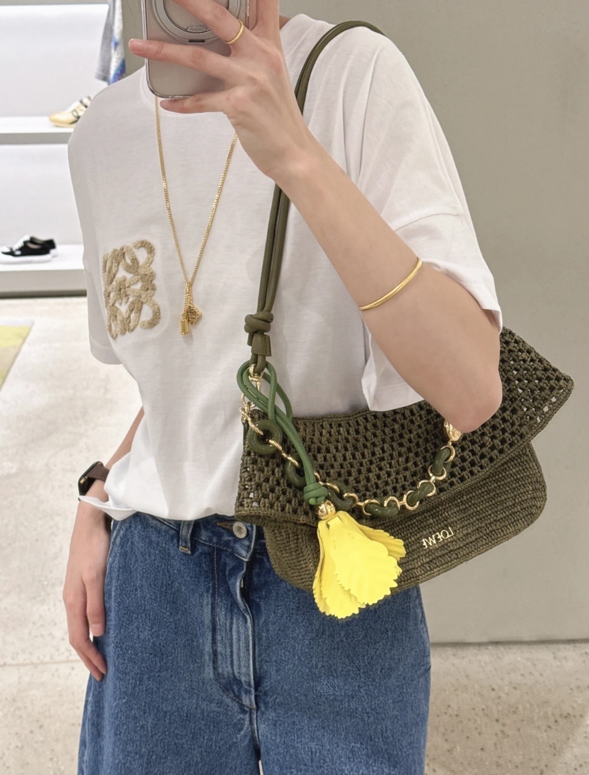 柔らかく涼しげで夏にぴったり《LOEWE》Ola ミディアムバッグ