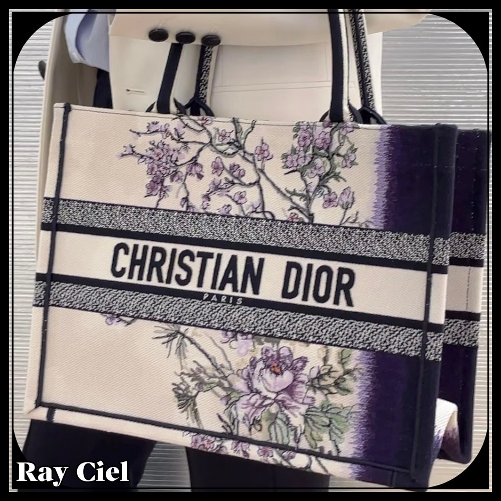 【持つだけでおしゃれ上級者♡】DIOR BOOK TOTE ミディアム