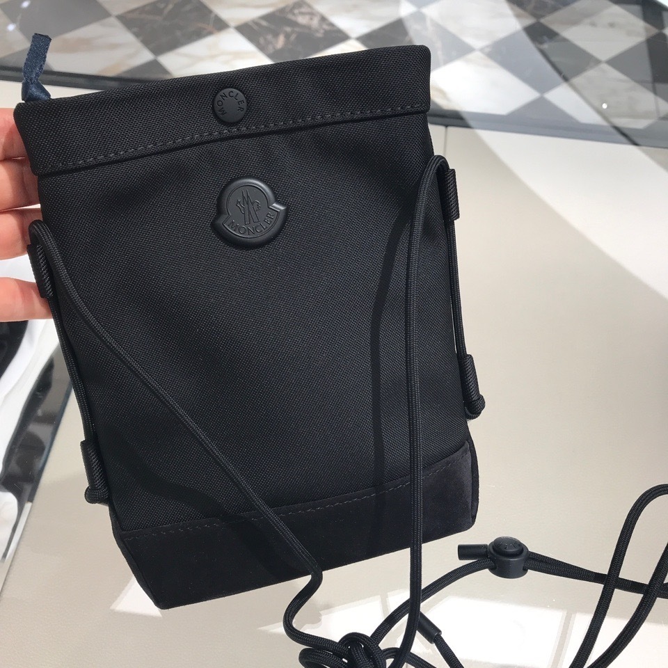 パリ直営店買付！【MONCLER】クロスボディポシェット