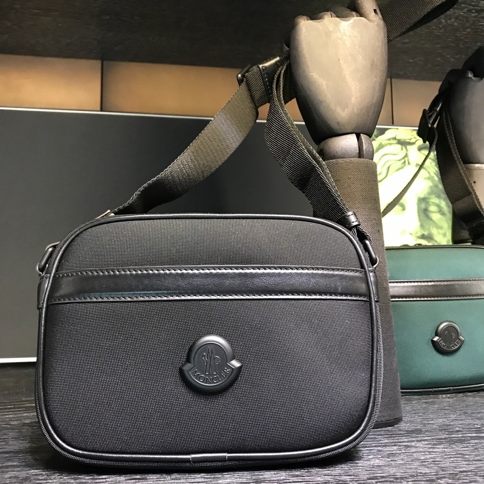 パリ直営店買付！【MONCLER】Pierrickクロスボディバッグ☆２色
