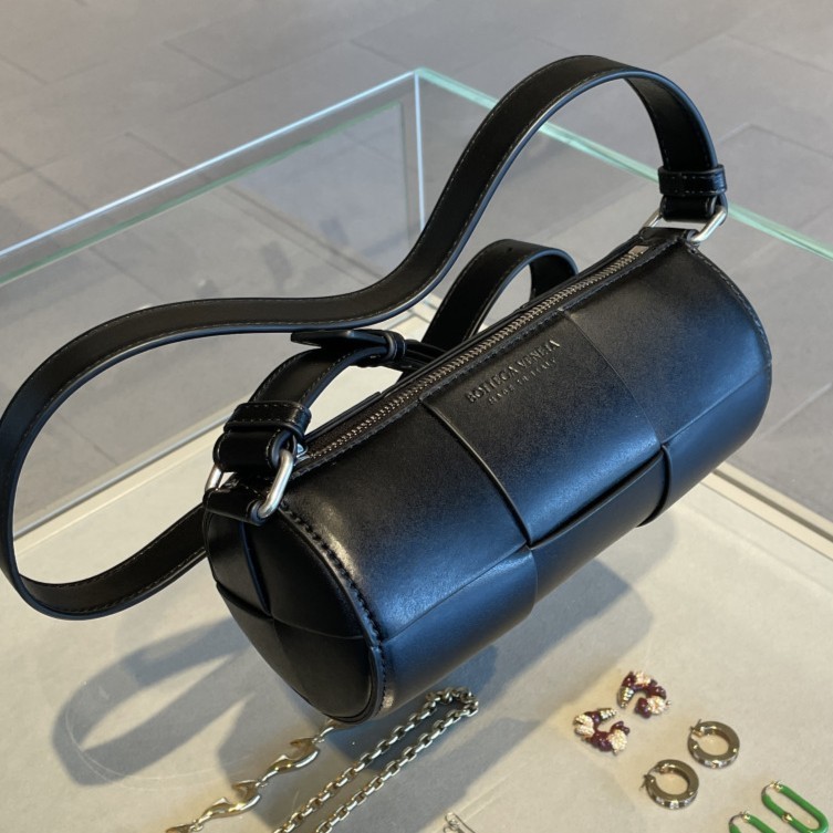 直営店☆BOTTEGA VENETA☆ SMALL CASSETTE ショルダーバッグ