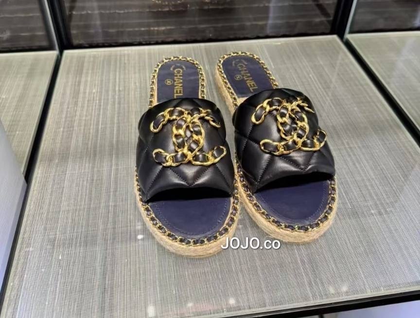 《脱ぎ履きしやすいミュールタイプ》CHANEL19 サンダル CC